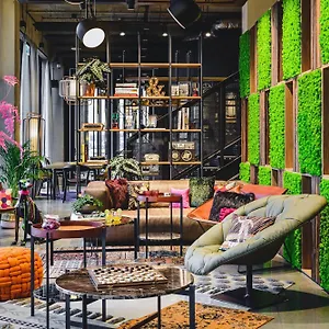 Moxy Airport Отель